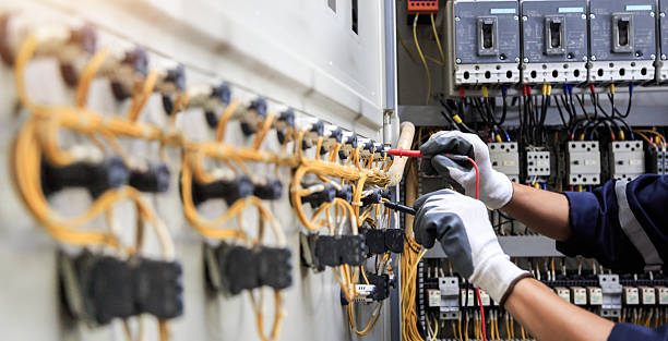 Professional Electrician technician working in Rossmoyne, OH